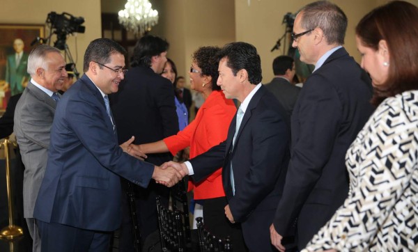 Diplomáticos y universidades respaldan diálogo nacional