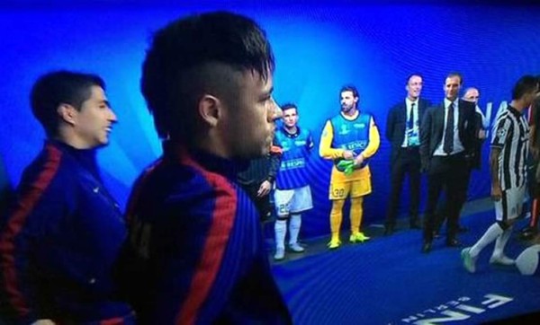 VIDEO: ¿Se saludaron Suárez y Evra previo a la final de Champions?