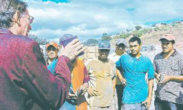 Extranjeros trabajan sin permisos