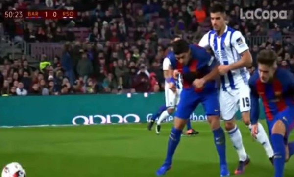 VIDEO: El codazo de Luis Suárez a futbolista de la Real Sociedad