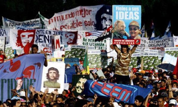 Raúl Castro encabeza marcha de trabajadores cubanos