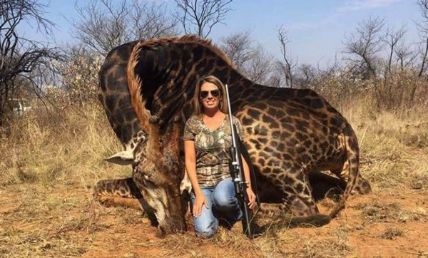 Indignación con una estadounidense que mató a una jirafa negra en Sudáfrica