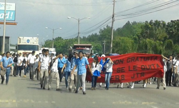 Colegiales sampedranos protestan en casetas de peaje