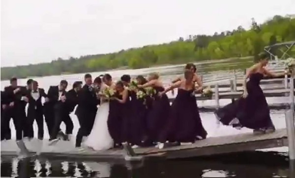 Video: Al agua, novios y cortejo completo mientras posaban para la foto