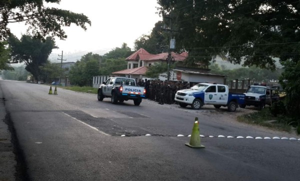 Policías y militares vigilan carreteras para evitar tomas