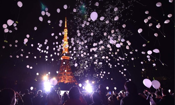 People release balloons to celebrate the New Year at the Prince Park Tower in Tokyo on January 1, 2016. More than 1,000 balloons were released, carrying with them new year wishes. AFP PHOTO / KAZUHIRO NOGI