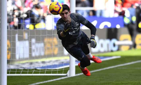 Con ratas y cruz: El terrible recibimiento a Courtois en el derbi de Madrid