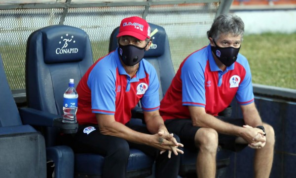 Pedro Troglio estalla: 'Me están preguntando pavadas, vuelvan a sentarse a mirar el partido'