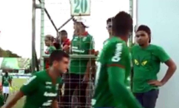 ¡Lamentable! Aficionados del Marathón lanzan fuertes insultos a jugadores y cuerpo técnico