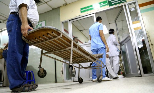 Desesperación. Hasta L700 llegan a pagar los familiares porque les prometen una camilla.