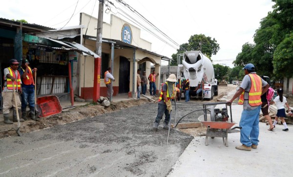 Avanza pavimentación de calle principal en Planes de Calpules