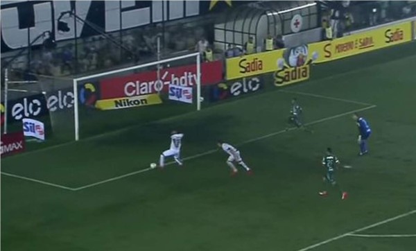 Video: Increíble gol errado a puerta vacía en Brasil