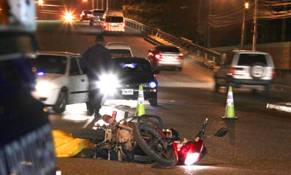 Desconocidos matan a balazos a motociclista en la salida a La Lima