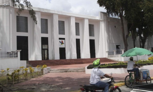 Donan L500,000 para aulas de la Plaza de la Cultura