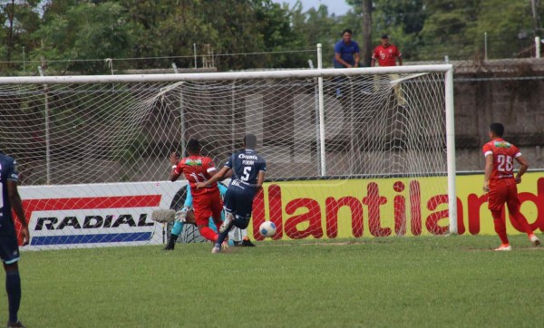 El terrible error de Marcelo Pereira que terminó en gol de Rony Martínez