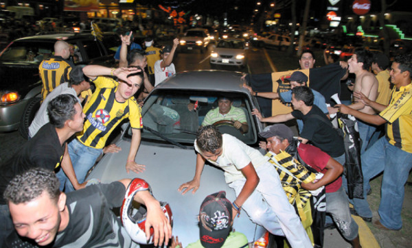 Fiesta aurinegra en las calles de San Pedro Sula