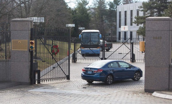 Avión con diplomáticos rusos expulsados abandona EUA