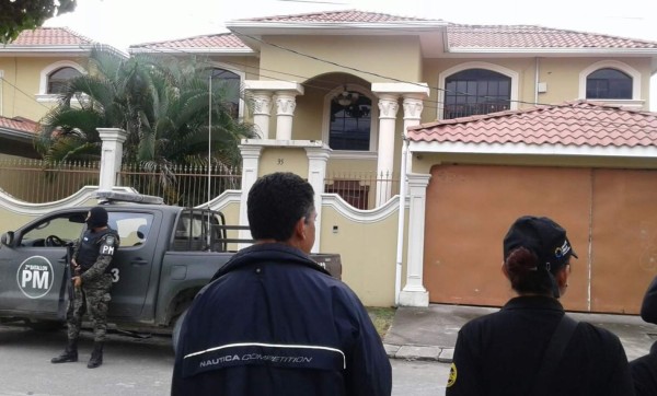 Allanan ocho viviendas y una finca en el norte de Honduras