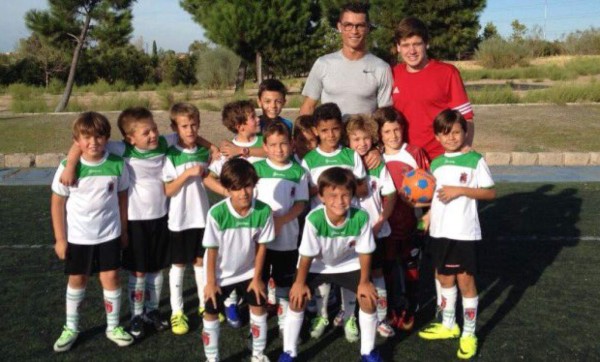 Cristiano Ronaldo la hizo de recogepelotas en el partido de su hijo