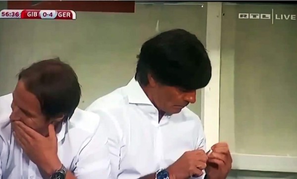 VIDEO: Joachim Löw es pillado limándose las uñas en pleno partido