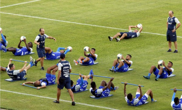 Selección de Honduras entrena completa y se enfoca en debut contra Jamaica