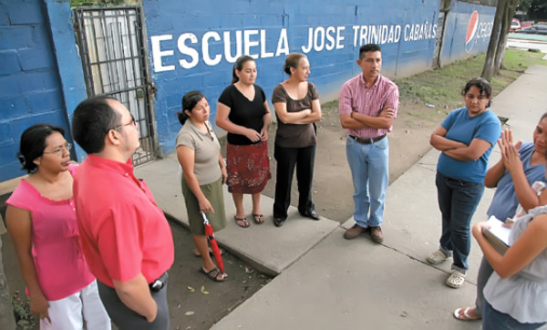 Maestros continúan con protestas en San Pedro