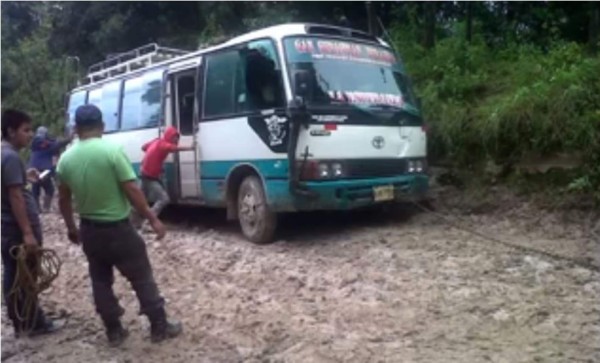 Intransitable carretera hacia el sur de Lempira