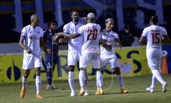 Jerry Bengtson es felicitado por sus compañeros tras marcar el primer gol del Olimpia.