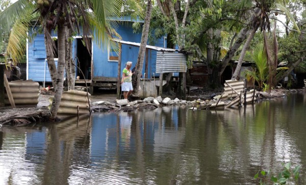 Basura en desagüe causa inundación en barrios de Puerto Cortés