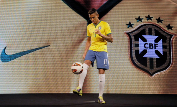 Brasil presenta nueva camiseta para el Mundial-2014