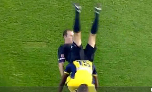 Vídeo: Árbitro cae al suelo al tropezar con un jugador