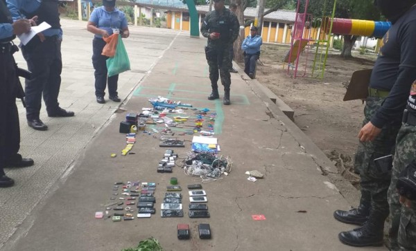 Armas blancas, teléfonos y droga decomisan en cárcel de mujeres en Honduras.