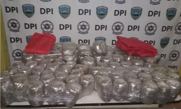 Los detienen en posesión de 106 libras de supuesta marihuana