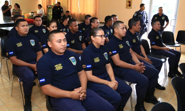 17 policías, 'mentores positivos”