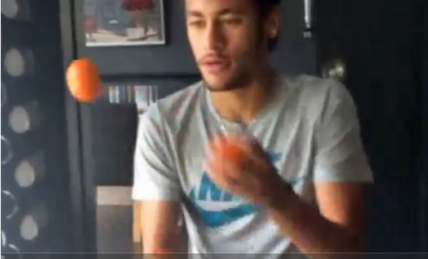 Vídeo: Neymar, el malabarista de las naranjas