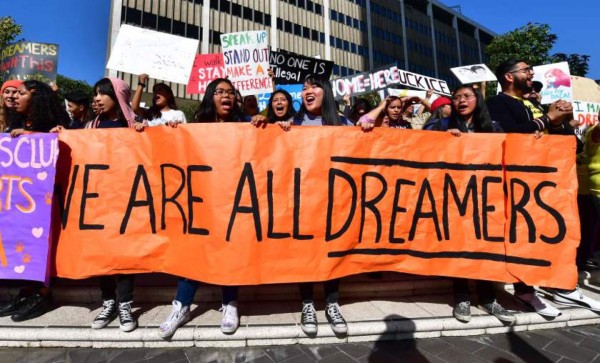 Biden ordena proteger a los 'dreamers' y parar construcción del muro