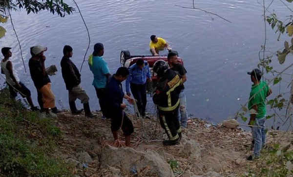Hallan cuerpo del niño que cayó con su abuela al río Ulúa