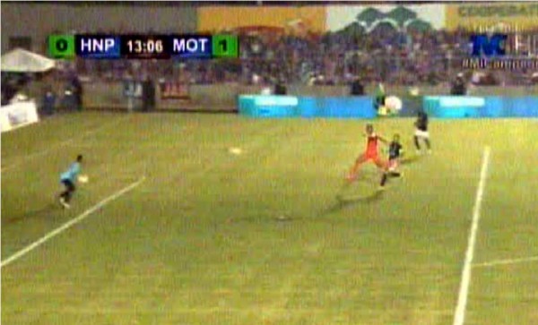 VIDEO: El bombazo de Eddie Hernández que dio en el poste