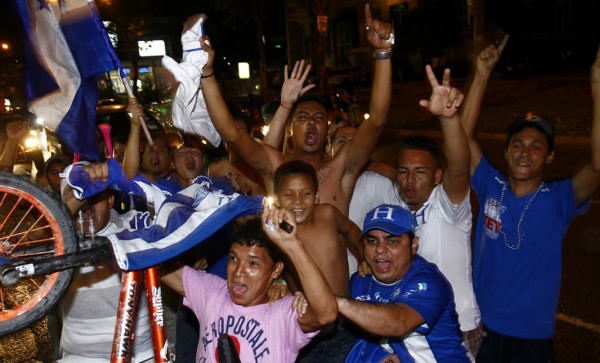 Así celebraron los hondureños el Aztecazo ante México