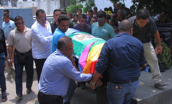 Entre llanto y dolor sepultan a presidente de la comunidad gay