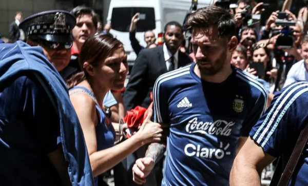 Mexicana burló la seguridad y se le fue encima a Messi
