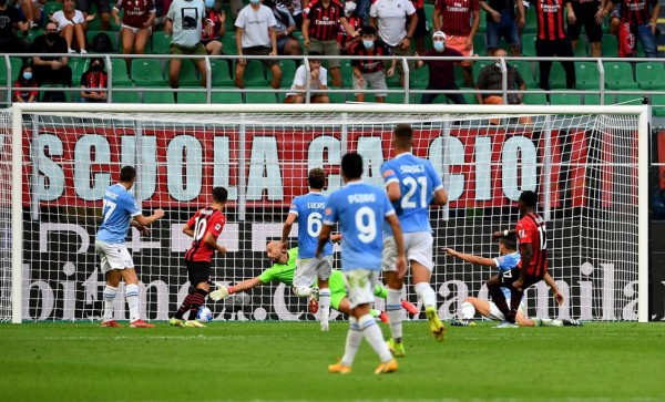 AC Milans Portuguese forward Rafael Leao (R) scores a penalty past Lazio's Spanish goalkeeper Pepe Reina (C) during the Italian Serie A football match between AC Milan and Lazio at The San Siro Stadium in Milan, on September 12, 2021. (Photo by Isabella BONOTTO / AFP)