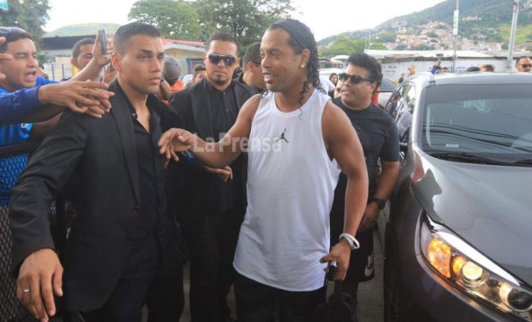 Video: Así fue la llegada de Ronaldinho al estadio Nacional de Tegucigalpa