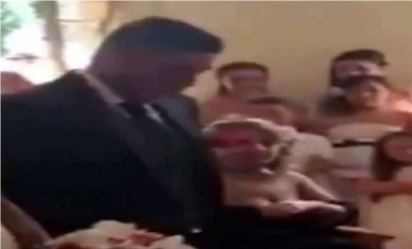 Novio da el 'sí' en el altar al estilo de Cristiano Ronaldo