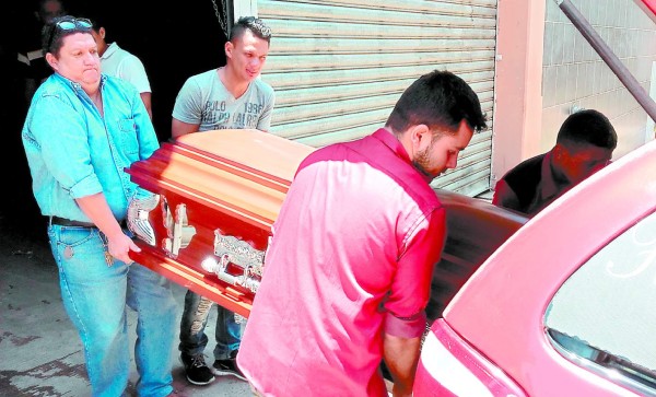 Amarran a hondureño y lo matan a balazos