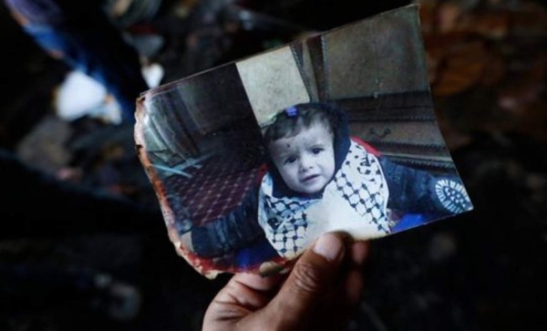 Judios extremistas bailan en una boda con foto de un bebé palestino asesinado