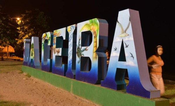 La Ceiba comenzó a poblarse en los primeros años del siglo XIX. En sus inicios era un asentamiento de Garífunas e indios Pech que llegaron atraídos por la riqueza de las tierras.