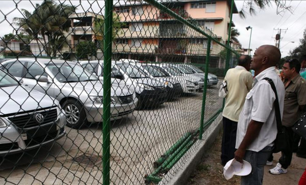 Cubanos ya pueden comprar autos libremente con precios por las nubes 