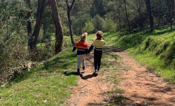 Foto viral: Mujer toma foto a sus hijos y se entera que peligroso animal los acechaba