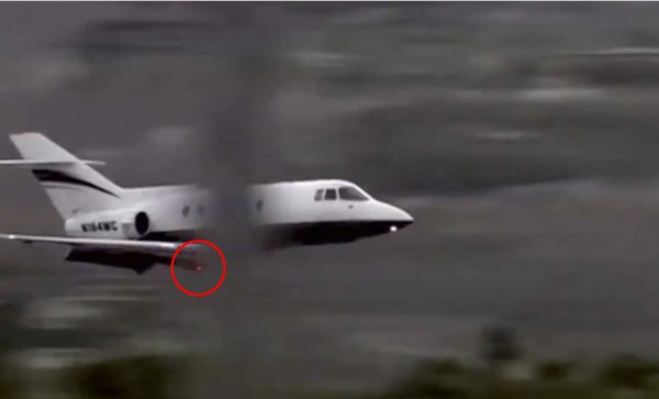 Impactante descenso de avión tras fallarle el tren de aterrizaje